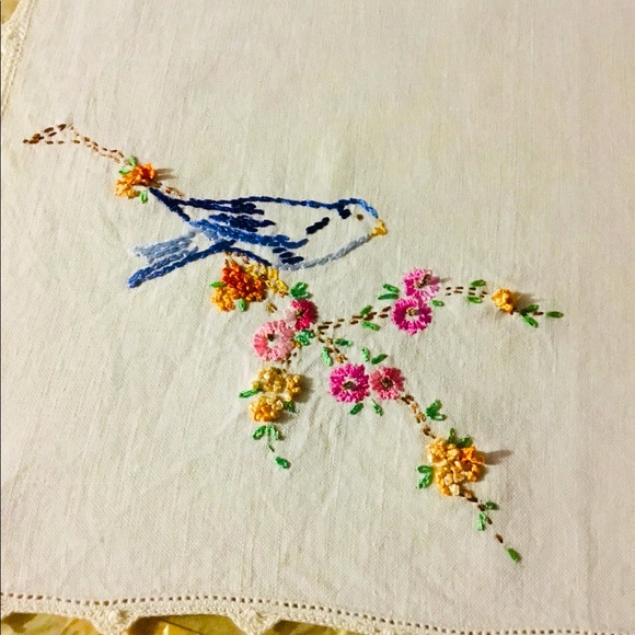 Vintage hand embroidered linen table cover with hand crocheted edge. - Picture 5 of 5